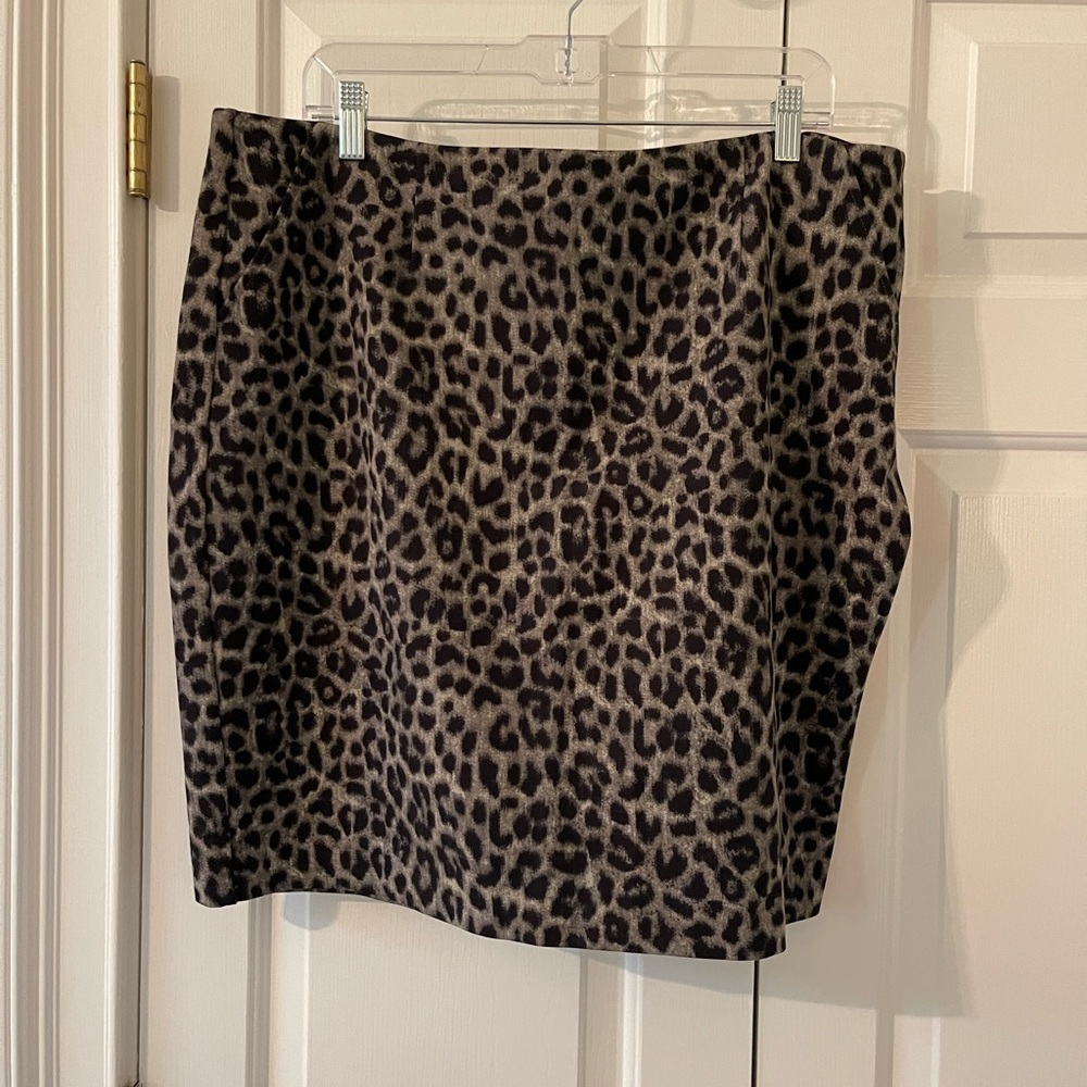 Cabi leopard print skirt with pockets, size 16